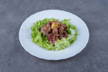 Beyaz tabakta marullu lezzetli ciğer kebabı. Yüksek kalite fotoğraf