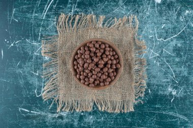 Mavi arka planda, havlunun üzerindeki bir kasede mısır topları. Yüksek kalite fotoğraf