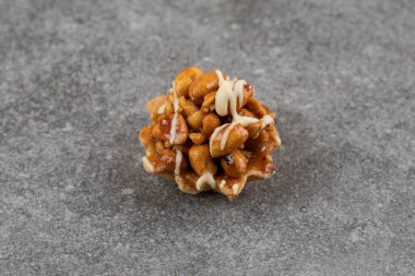 Gri arka planda fıstıklı ev yapımı kurabiye. Yüksek kalite fotoğraf