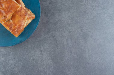 Mavi tahtada kare şeklinde doldurulmuş hamur işleri. Yüksek kalite fotoğraf