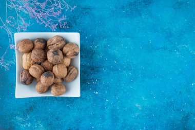Mavi arka planda kabuklu cevizler. Yüksek kalite fotoğraf