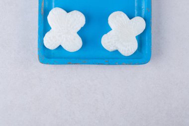 Tahta tepside dilimlenmiş turp ve havuç, mermer arka planda. Yüksek kalite fotoğraf