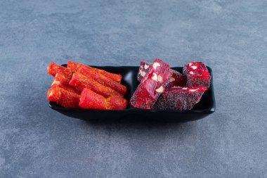 Mermer arka planda, bir kasede Türk lokumu. Yüksek kalite fotoğraf