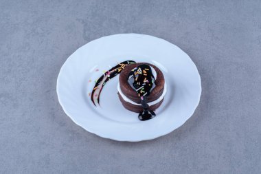 Renkli çikolata soslu, beyaz bir kurabiye tabağı. Yüksek kalite fotoğraf