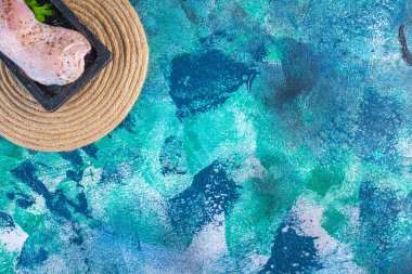 Pişmemiş tavuk budu, ahşap bir tabakta domateslerle marine edilmiş mavi arka planda. Yüksek kalite fotoğraf