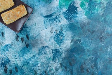 Tahta tabakta, mermer zemin üzerinde nefis kıymalı krep dolması. Yüksek kalite fotoğraf