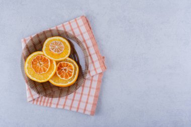 Taş arka planda taze ve kuru portakal dilimleri. Yüksek kalite fotoğraf