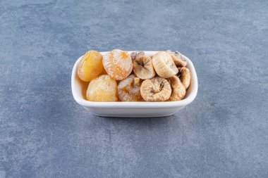 Kurutulmuş incir kasede, mermer arka planda. Yüksek kalite fotoğraf