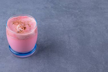 Sütlü pembe mocha latte, mermer arka planda. Yüksek kalite fotoğraf