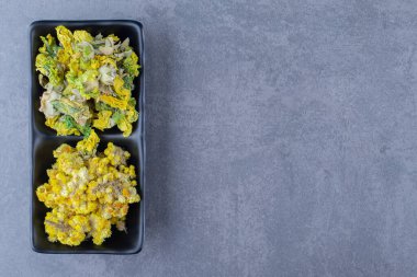 Siyah tabakta farklı türde kuru çiçekler. Üst Manzara. Yüksek kalite fotoğraf