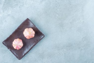 Mavi arka planda plastik bir tabakta mayalanmış sarımsak. Yüksek kalite fotoğraf