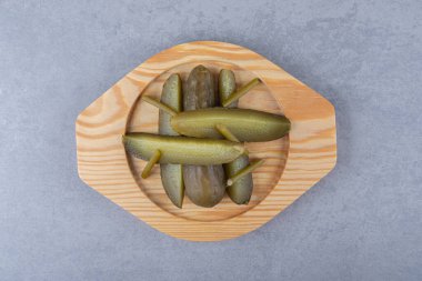 Dilimlenmiş ve salatalık ahşap tabakta, mermer zemin üzerinde. Yüksek kalite fotoğraf