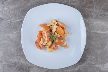 Beyaz tabakta domatesli omlet. Yüksek kalite fotoğraf