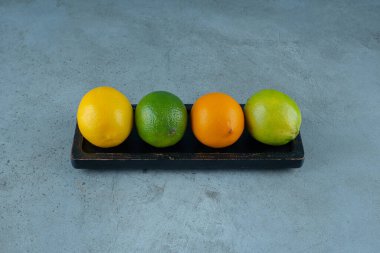 Mermer zemin üzerinde renkli limonlar. Yüksek kalite fotoğraf