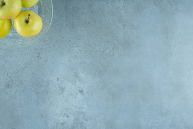 Elmalar cam kaidede, mermer zeminde. Yüksek kalite fotoğraf