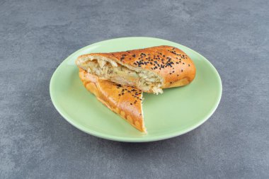 Yeşil tabakta susam tohumlu taze hamur işleri. Yüksek kalite fotoğraf