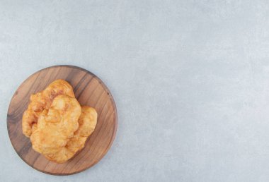 Ahşap tahtada patates ile pişirilmiş piroshki. Yüksek kalite fotoğraf