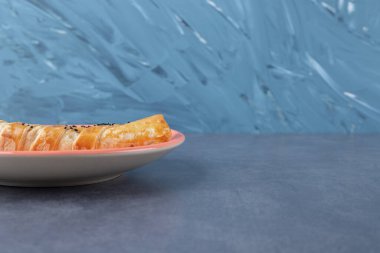 Mermer arka planda, tabakta susamlı köfte. Yüksek kalite fotoğraf