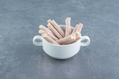 Lezzetli gofretler beyaz kasede yuvarlanıyor. Yüksek kalite fotoğraf