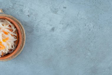 Mayalanmış lahana turşusu. Mavi arka planda, kasede havuç var. Yüksek kalite fotoğraf