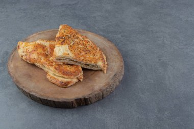 Tahta parçasında etle dolu lezzetli hamur işleri. Yüksek kalite fotoğraf