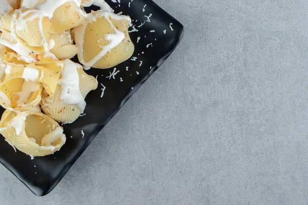 Yoğurtlu deniz kabuğu makarnası. Yüksek kalite fotoğraf