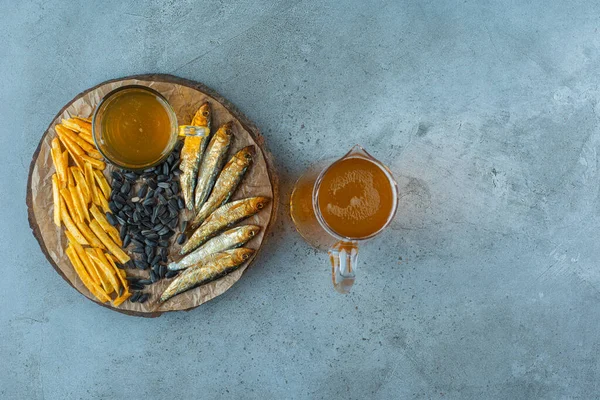 Een Glas Bier Hapjes Aan Boord Een Kan Bier Blauwe — Stockfoto