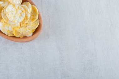 Taş zeminde bir kase gevrek kepekli pirinç keki. Yüksek kalite fotoğraf