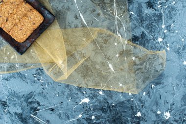 Mermer arka planda, tül üzerindeki bir tabakta ekmek kırıntıları. Yüksek kalite fotoğraf