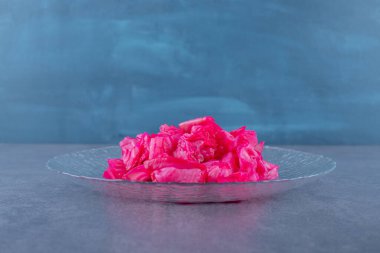 Cam tabakta pembe doğranmış lahana turşusu. Yüksek kalite fotoğraf