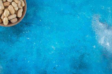 Fıstıklar kabukta, mavi arka planda. Yüksek kalite fotoğraf