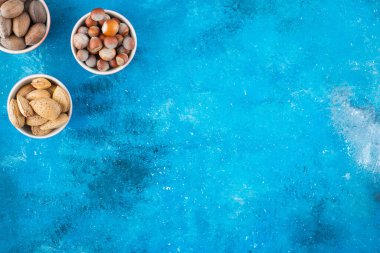 Mavi arka planda çeşitli fındıklar var. Yüksek kalite fotoğraf