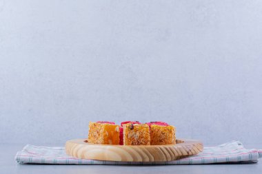 Tahta tabakta fındıklı kurutulmuş meyve hamuru. Yüksek kalite fotoğraf