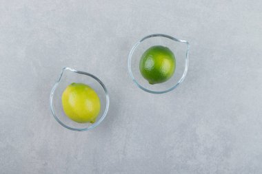 Cam kaselerde nefis limon meyveleri. Yüksek kalite fotoğraf