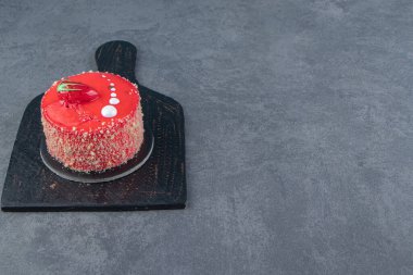 Siyah kesme tahtasının üzerinde çilekli kek var. Yüksek kalite fotoğraf