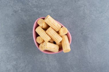 Pembe kasede leziz waffle ruloları. Yüksek kalite fotoğraf