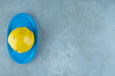 Ahşap bir tabakta, mermer zeminde ayva. Yüksek kalite fotoğraf