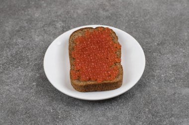 Sağlıklı deniz ürünleri. Kırmızı havyarlı taze sandviç. Çavdar ekmeği dilimi. Yüksek kalite fotoğraf