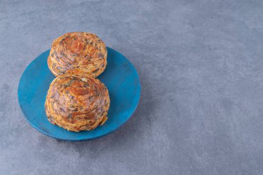 Tabaktaki dişlek kurabiye, mermer arka planda. Yüksek kalite fotoğraf