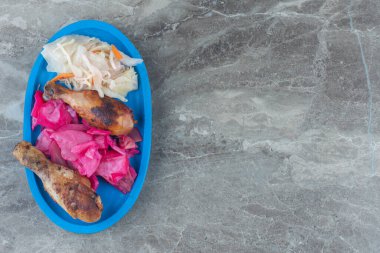 Izgara tavuk budu ve lahana turşusu ahşap tabak manzarası. Yüksek kalite fotoğraf