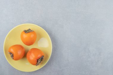 Sarı tabakta üç lezzetli hurma. Yüksek kalite fotoğraf