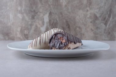 Tabakta beyaz ve siyah bisküviler, mermer arka planda. Yüksek kalite fotoğraf