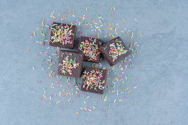 Çikolatalı gofretlerin üst görünüşü gri arka plana nükte serpiştiriyor. - Evet. Yüksek kalite fotoğraf