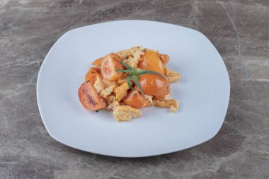 Beyaz tabakta domatesli omlet. Yüksek kalite fotoğraf