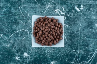 Mavi arka planda bir tabak mısır topu. Yüksek kalite fotoğraf