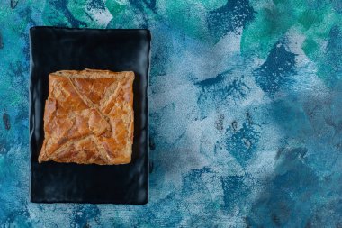 Khachapuri ahşap bir tabakta mermer arka planda. Yüksek kalite fotoğraf