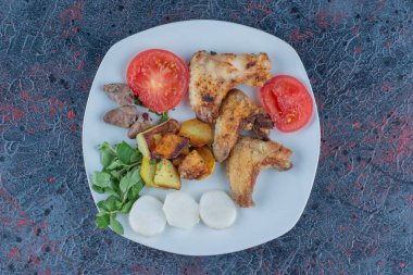 Kızarmış patatesli beyaz tabak tavuk eti. Yüksek kalite fotoğraf