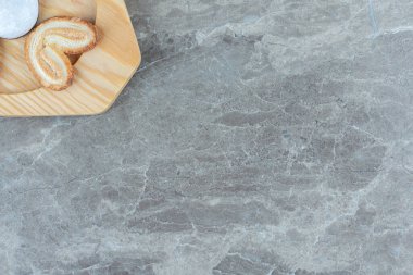 Tahtadaki tek bir kurabiyenin üst görüntüsü. - Evet. Yüksek kalite fotoğraf