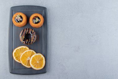 Lezzetli çikolatalı çörekler ve jöleli kekler. Yüksek kalite fotoğraf