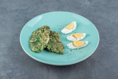 Mavi tabakta yeşillikli lezzetli omlet. Yüksek kalite fotoğraf